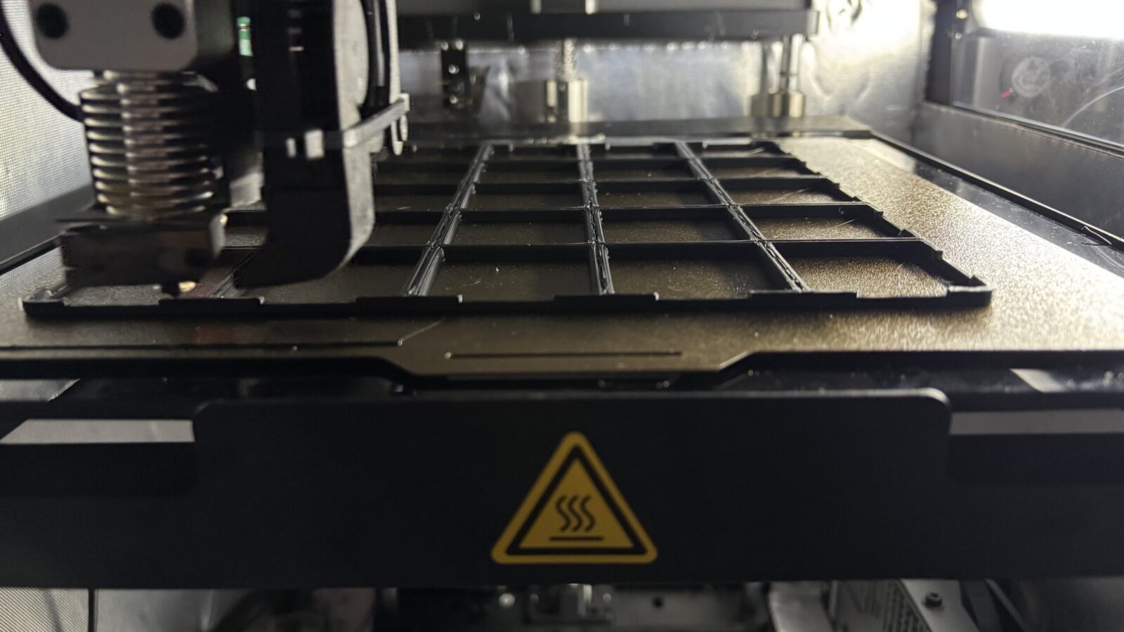 Drukarka 3D podczas pracy – druk 3D w przemyśle, produkcja prototypów i przyrządów