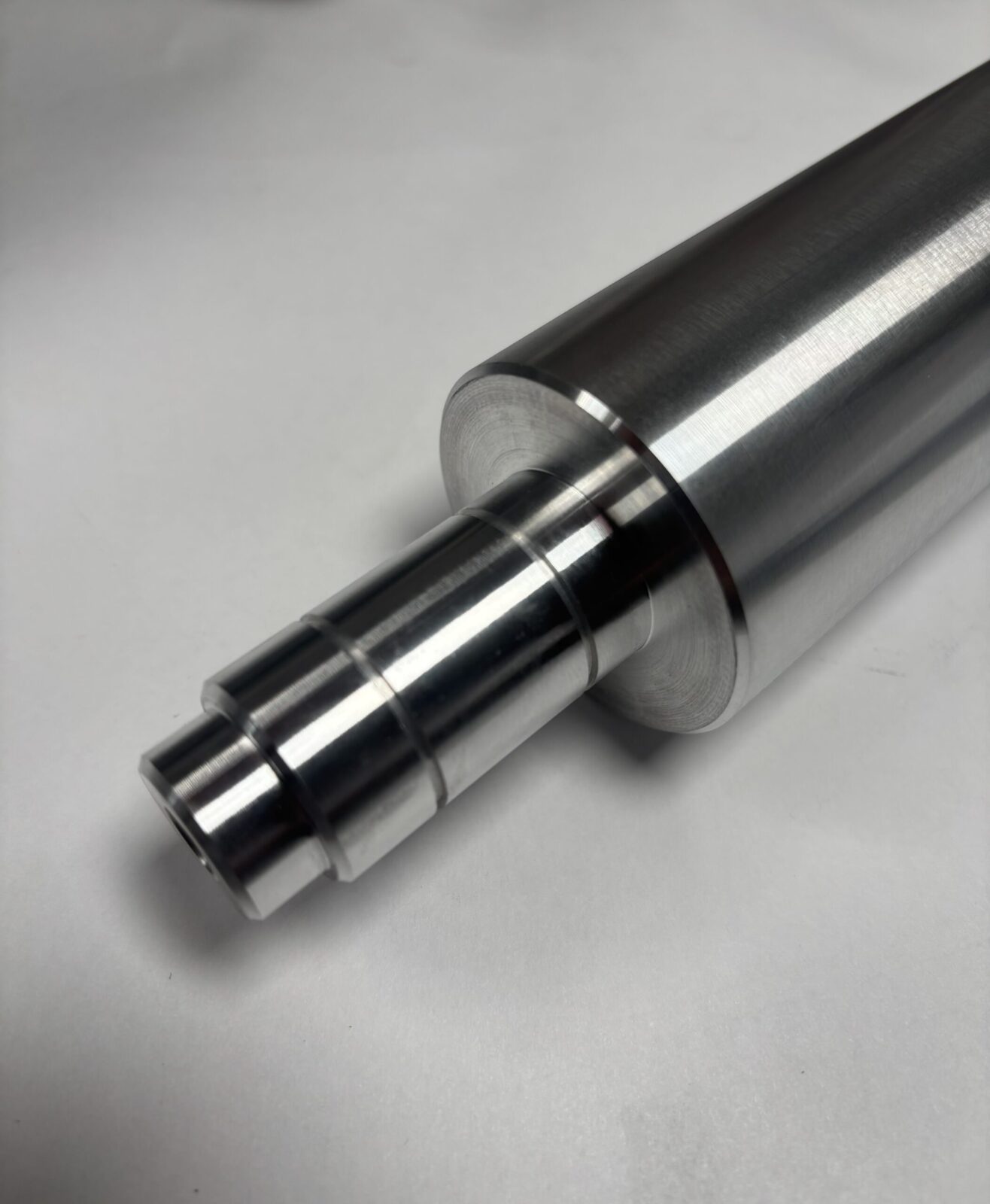 Toczenie aluminium CNC – wałek podczas obróbki